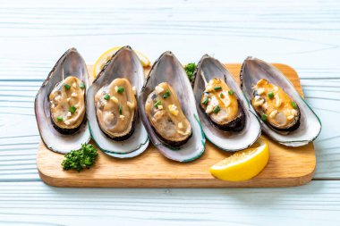 deniz ürünleri midye limon ve sarımsak ile