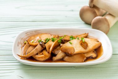 İstiridye soslu kızarmış kral istiridye mantarı. Sağlıklı, vejetaryen ya da vejetaryen yemek tarzı.