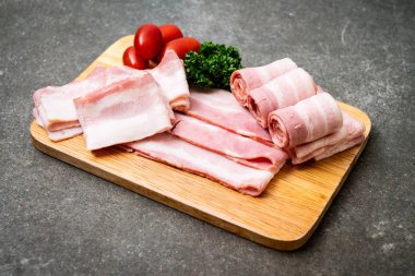 Ahşap tahta üzerinde çiğ domuz pastırma dilimlenmiş