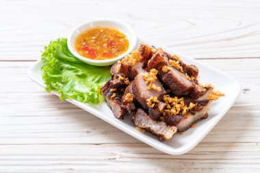 Fried çizgili domuz eti veya gevrek domuz eti veya derin kızarmış domuz yağı sarımsak ile