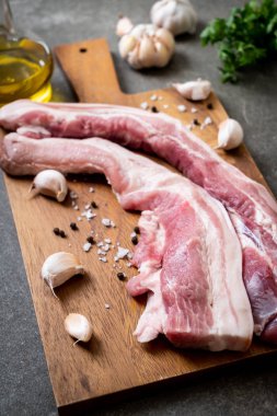 madde ile ahşap tahta üzerinde taze çiğ çizgili domuz eti