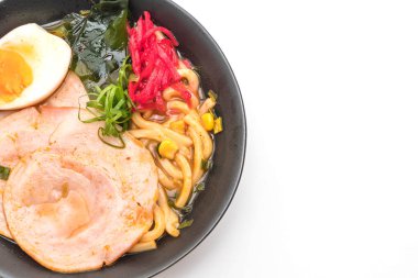 Baharatlı miso udon ramen noodle beyaz arka plan üzerinde izole domuz eti ile