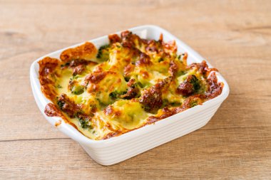 Peynirli fırında karnabahar ve brokoli graten