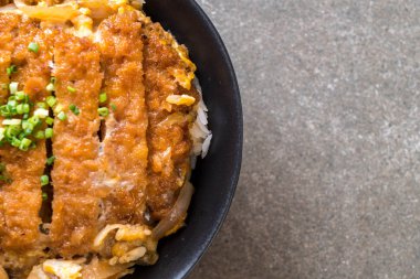 Kızarmış domuz pirzolası kasesi (Katsudon) - Japon yemek tarzı