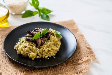 Pesto ve peynir ile ev yapımı Mantarlı Risotto