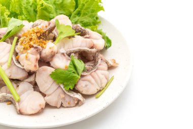 Haşlanmış balık daldırma soslu beyaz arka plan üzerinde izole