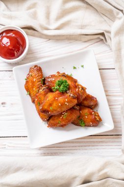 Beyaz susamlı ızgara tavuk kanadı.