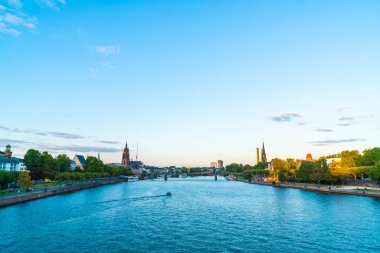 Frankfurt am Main manzarası twilight saat sırasında.