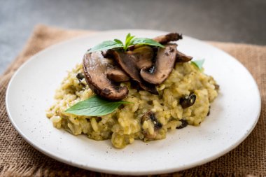 Pesto ve peynir ile ev yapımı Mantarlı Risotto