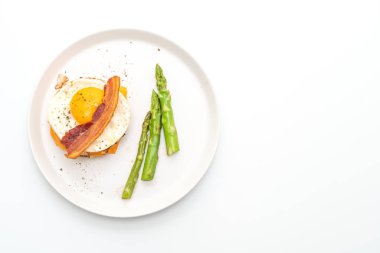 pastırma ve beyaz arka plan üzerinde izole gözleme forbreakfast peynir ile kızarmış yumurta