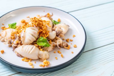 Kızarmış kalamar ya da tabakta sarımsak olan ahtapot.