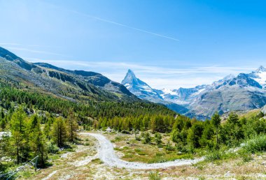 İsviçre, Zermatt 'taki Matterhorn zirvesi manzaralı güzel bir dağ manzarası..