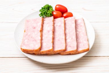 dilimlenmiş taze çiğ pastırma Barbekü