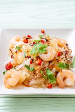 karides ve karidesli baharatlı pamelo salatası. Füzyon yiyecek tarzı.