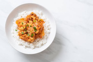 Pirinçli kimchi ve domuz kızartması. Kore usulü.