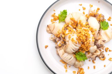 Kızarmış kalamar ve ahtapot beyaz arka plan üzerinde izole sarımsak ile