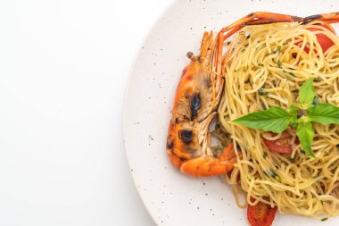 ızgara karides ve beyaz arka plan üzerinde izole domates ile tavada kızartılmış spagetti