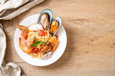 Deniz ürünleri makarna makarna midye, karides, Squis, midye ve domates - İtalyan yemeği tarzı ile