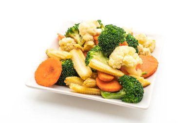 Beyaz arka plan üzerinde - vegan ve vejetaryen beslenme tarzı izole tavada kızartılmış mix sebze