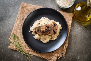Mantar ve peynir ile ev yapımı risotto