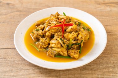 Fried yengeç ile toz köri - Tayland mutfağı