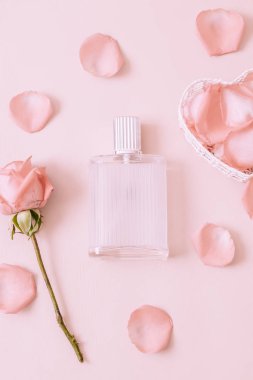 parfüm şişesi ile rose petal arka plan üzerinde