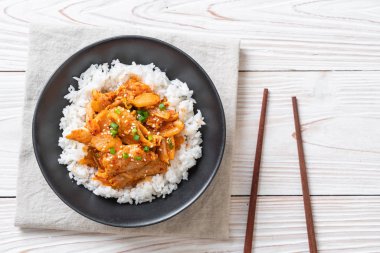 Pirinçli kimchi ve domuz kızartması. Kore usulü.