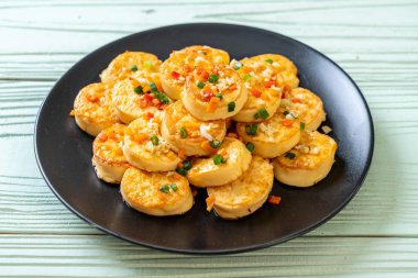 Sahanda yumurta yumuşak tofu sarımsak - sağlıklı, vegan ve sebze gıda tarzı