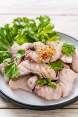 Soslu ve sebzeli haşlanmış balık sosu.