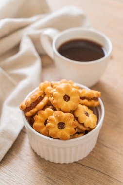 Hindistan cevizli bisküvi ve ananas reçeli.