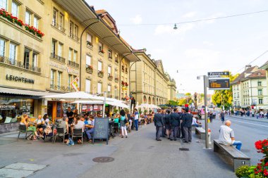 Bern, İsviçre - 23 Ağustos 2018: alışveriş sokağı üzerinde insanlarla Zytglogge Astronomik Saat Kulesi Bern İsviçre.