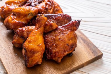 Masada ızgara ve ızgara tavuk.