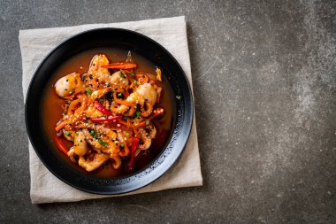 tavada kızartılmış ahtapot veya kalamar ile Kore baharatlı hamur (osam bulgogi) - Kore Gıda tarzı