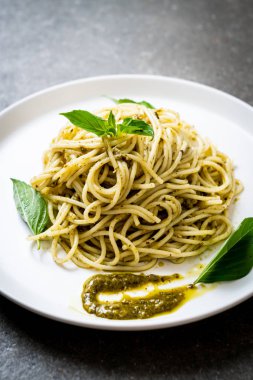 Homamade spagetti pesto sos, zeytin yağı ve fesleğen yaprakları ile.