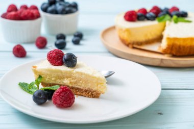 Ev yapımı cheesecake taze ahududu ve yaban mersini ile
