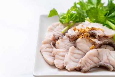 Soslu ve sebzeli haşlanmış balık sosu.