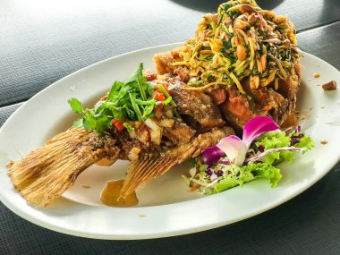 herb - Asya gıda tarzı ile kızarmış balık