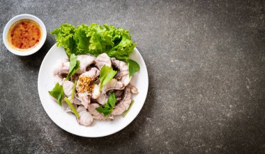 Soslu ve sebzeli haşlanmış balık sosu.