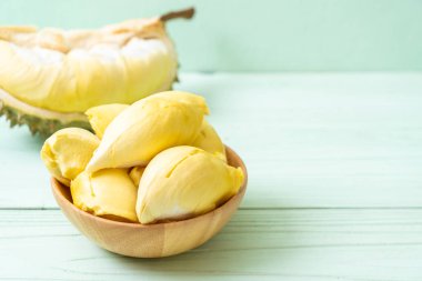 Ahşap zemin üzerinde taze Durian meyvesi