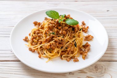 kıyılmış domuz eti ve fesleğen ile tavada kızartılmış acılı spagetti