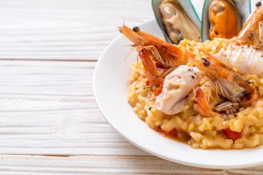 risotto (karides, midye, ahtapot, istiridye) deniz ürünleri ve domates - İtalyan gıda tarzı