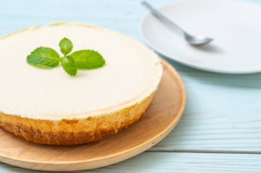 Ahşap zemin üzerine nane ile ev yapımı cheesecake
