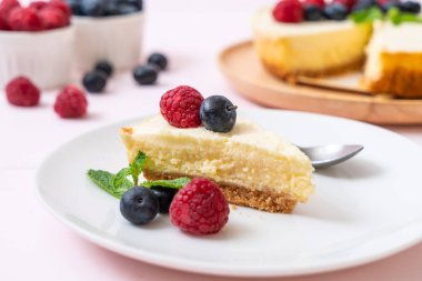 Ev yapımı cheesecake taze ahududu ve yaban mersini ile