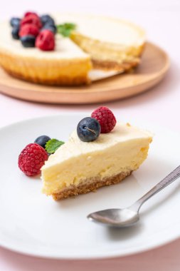 Ev yapımı cheesecake taze ahududu ve yaban mersini ile