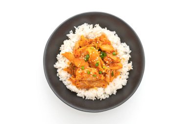 kimchi tepesinde pirinç beyaz arka plan üzerinde - Kore yemeği stil izole ile tavada kızartılmış domuz eti