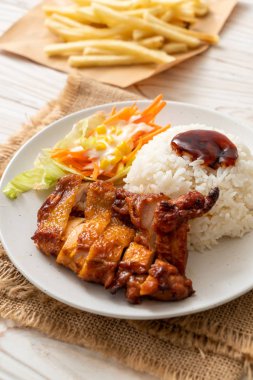 teriyaki sosu ve pilav ve salata ile ızgara tavuk