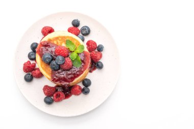 Taze ahududu ve beyaz arka plan üzerinde izole yaban mersini ile gözleme