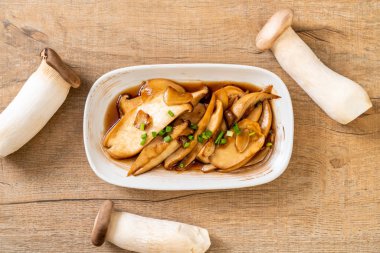 İstiridye soslu kızarmış kral istiridye mantarı. Sağlıklı, vejetaryen ya da vejetaryen yemek tarzı.