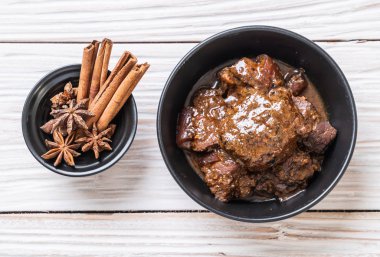 herb - Phuket Tayland geleneksel gıda tarzı ile domuz eti güveç