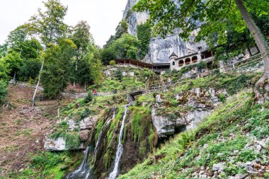 St. Beatus mağara ve şelaleler Thunersee, Sundlauenen İsviçre yukarıda.